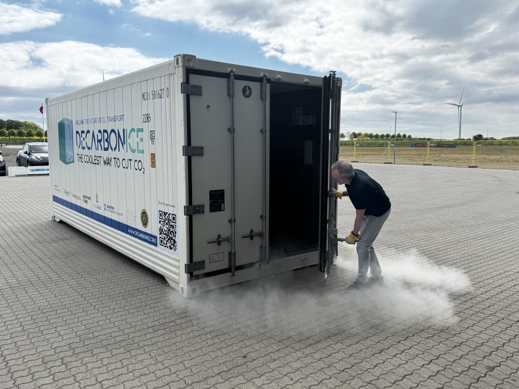 Fremvisning af DecarbonICE's særlige container til fragt af CO2 som tøris.