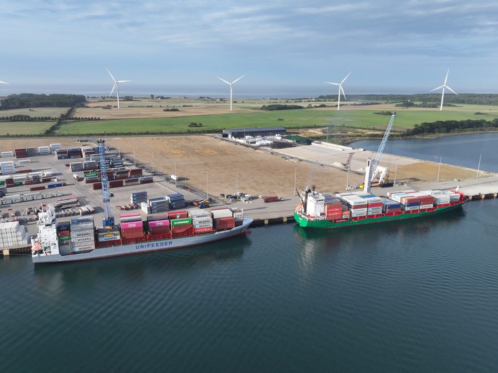 To containerskibe i Kalundborg Havn.