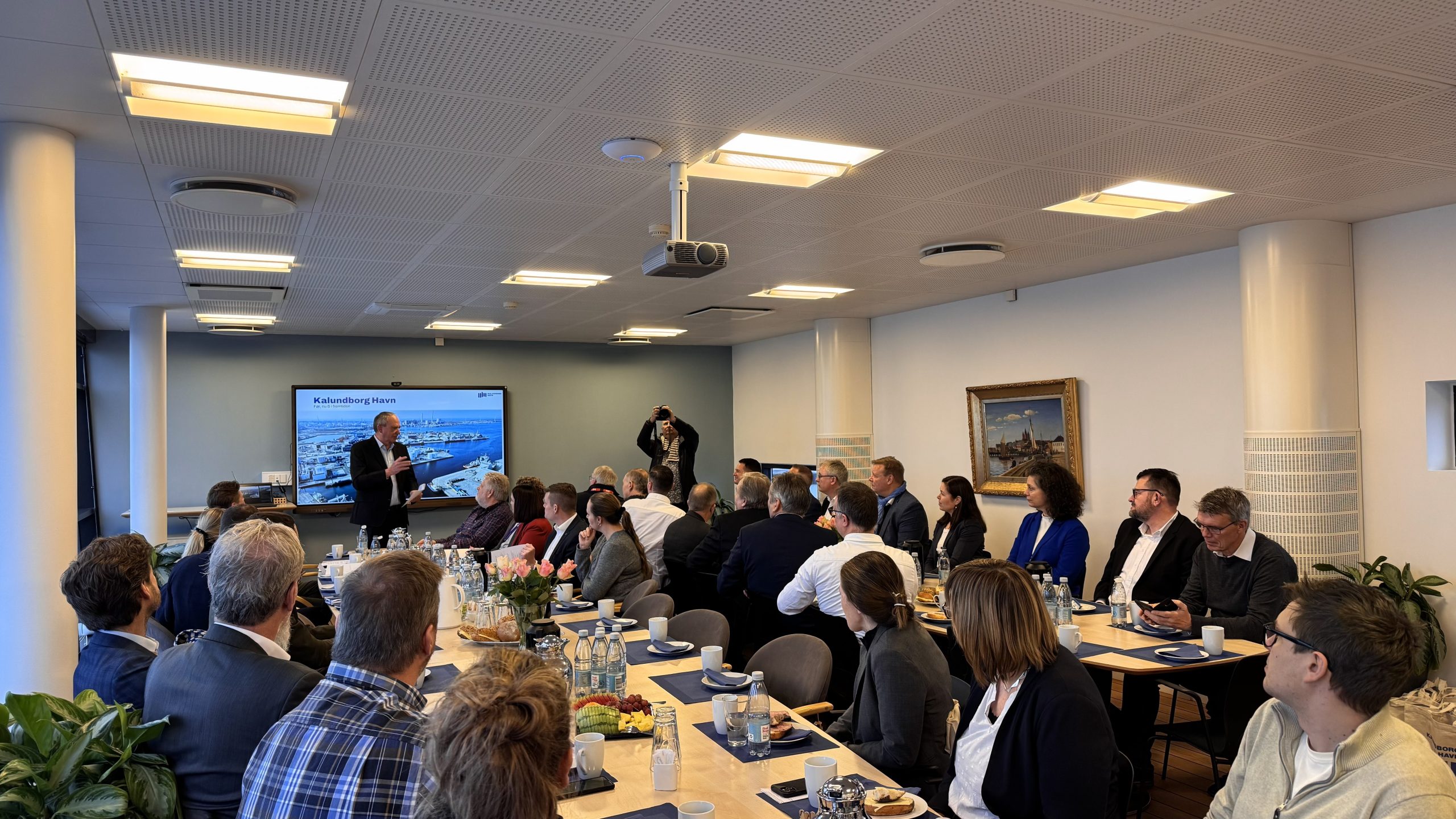 Havnedirektør, Bent Rasmussen, giver oplæg for de fremmødte, da Folketingets Trasnportudvalg var på udfulgt for at blive klogere på Den Sjællandske Motorvej.